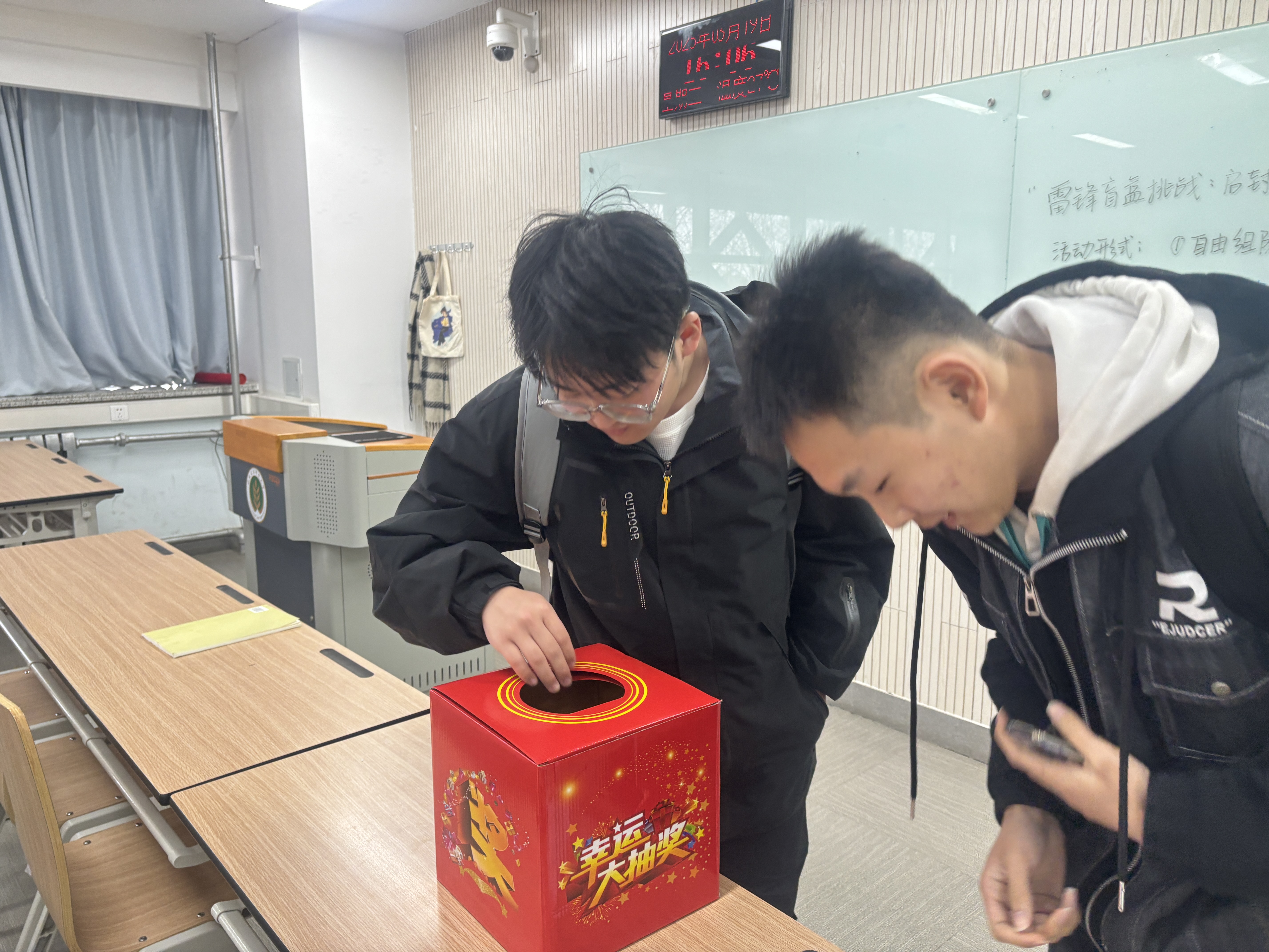 员工们在抽取盲盒 (1).jpg