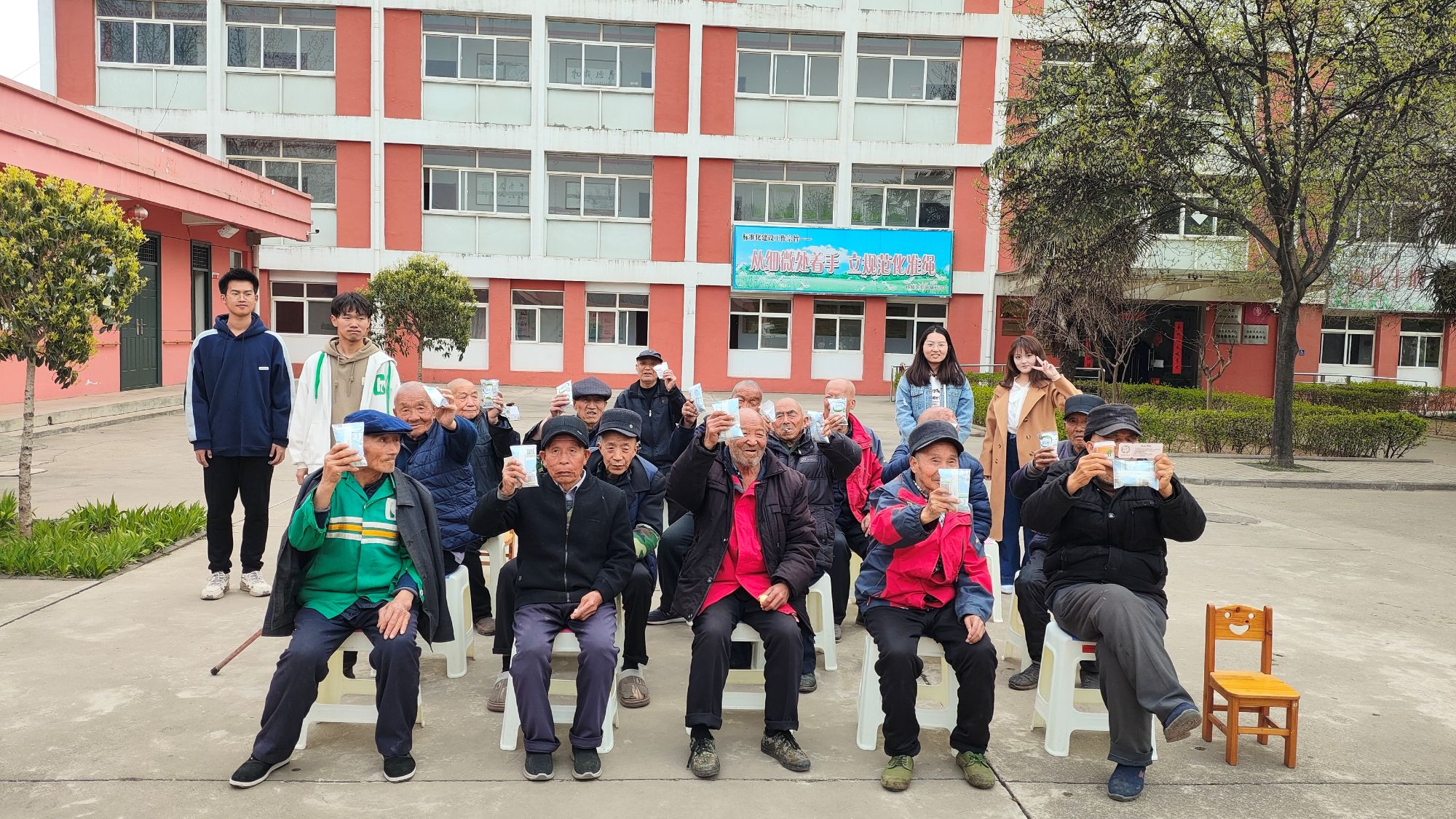 与老人们一同合影.jpg