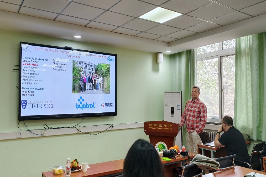 James Peter Stewart教授作报告.jpg