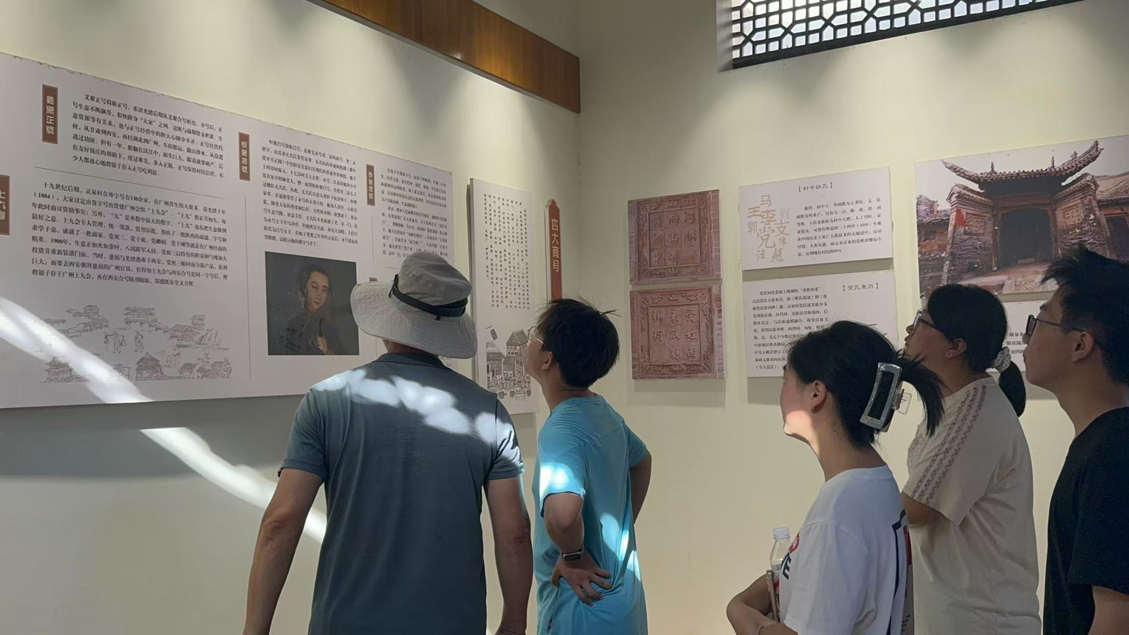 队员参观博物馆