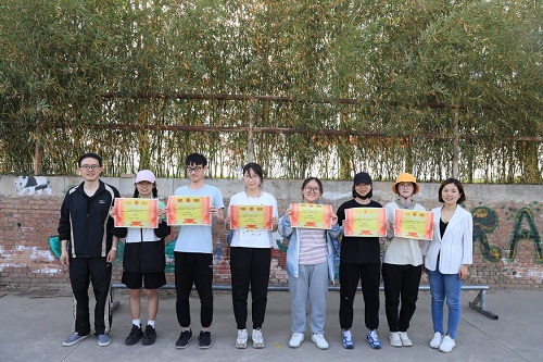 b6e906d484114e36874b33d630f3fa9f.jpg 为获奖党支部颁奖.jpg