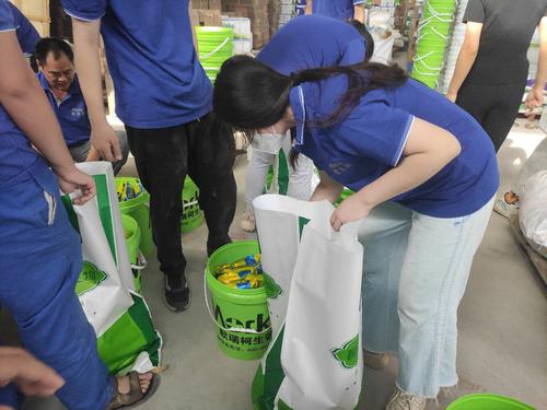 849f5c9ac246498cbc87ef9473286536.jpg 队员们体验药品装入内包装过程.jpg