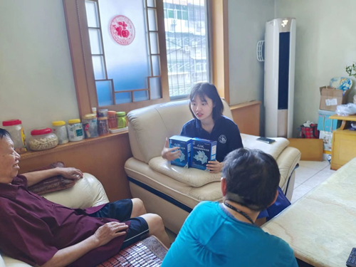 0aae0d8f7636443eaad03e4e4ca299d8.jpg 调研队成员询问老人食用元宝枫羊奶粉感受.jpg