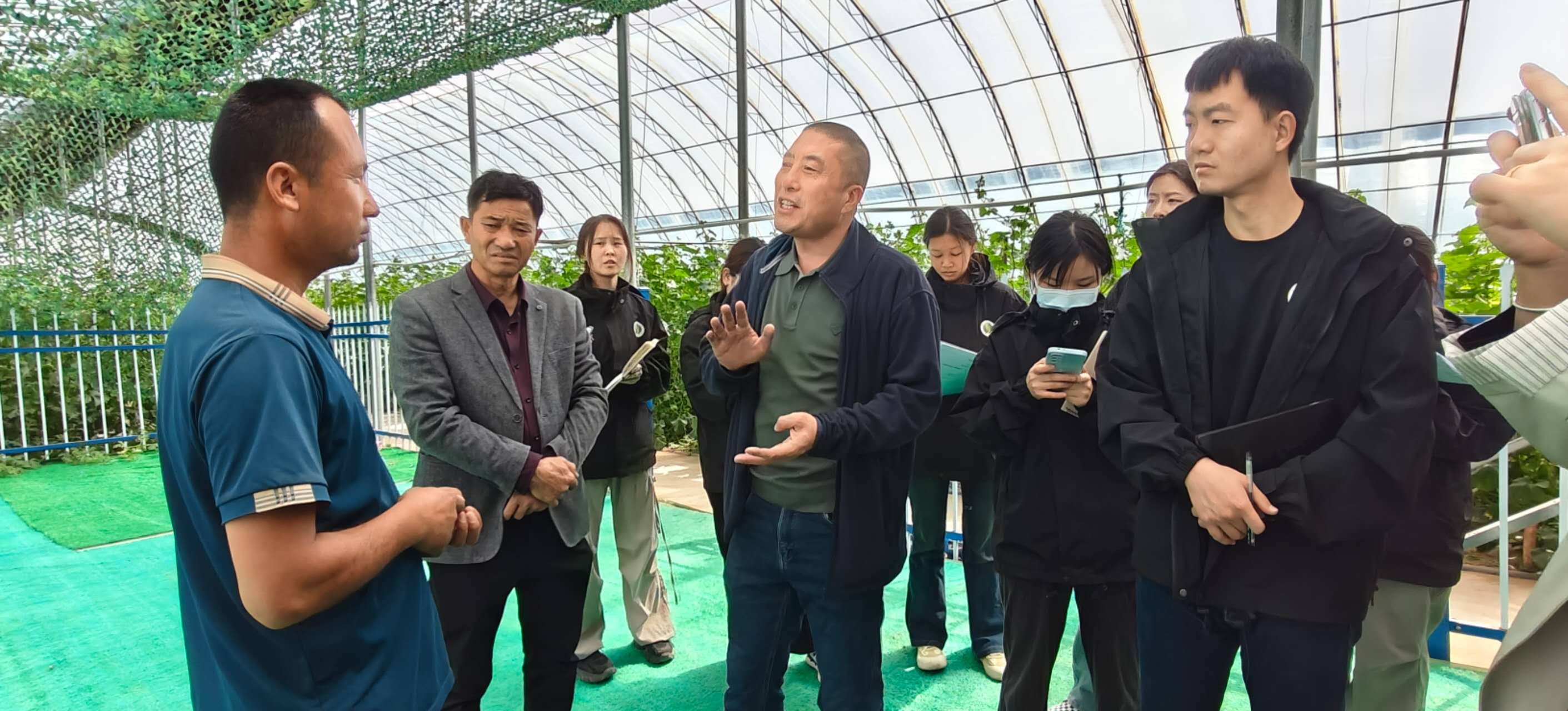 在“泾英牧羊人”大棚种植基地交流学习.jpg