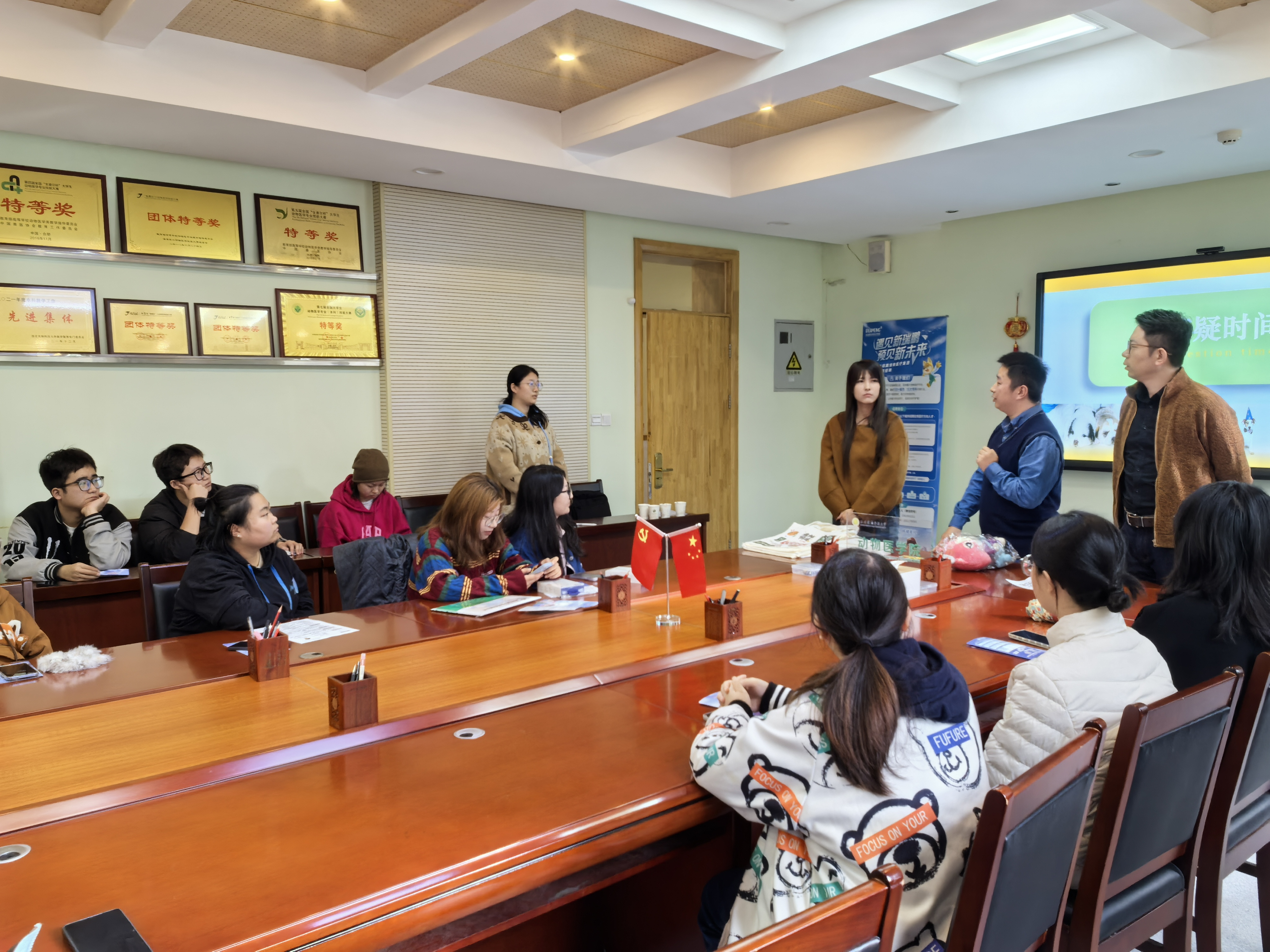 讲解 AI 时代宠医职业发展与企业优势.jpg