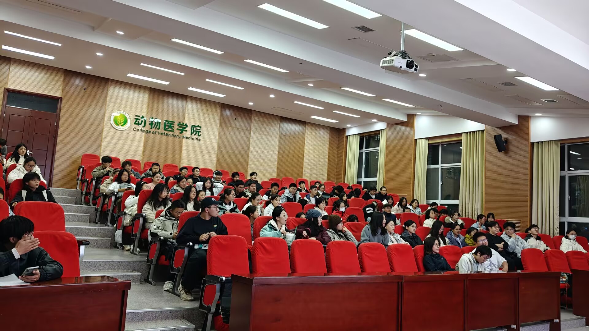 讲座现场员工认真听讲.jpg