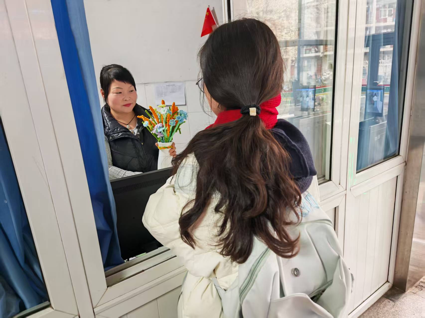 女生送花给宿管阿姨.jpg